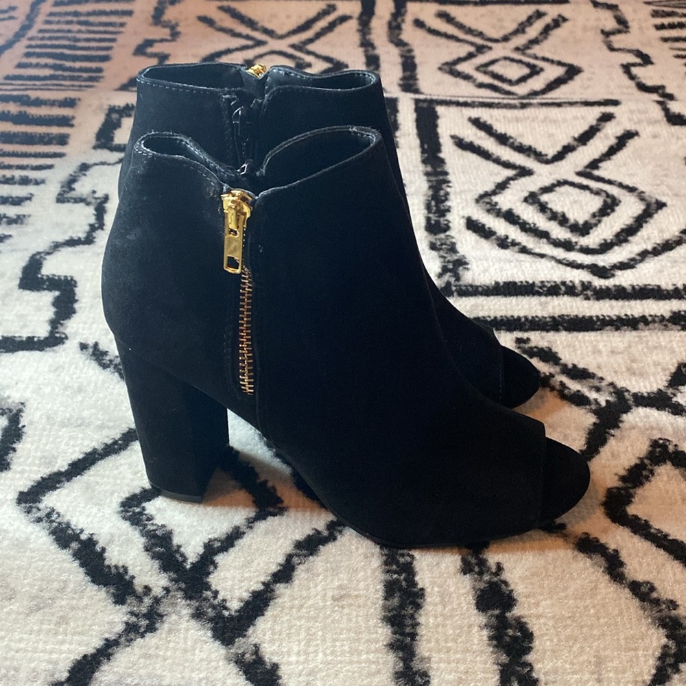 Material Girl Mcarena Black Faux Suede Peep Toe Chunky Heel Booties BNWOB Sz 8